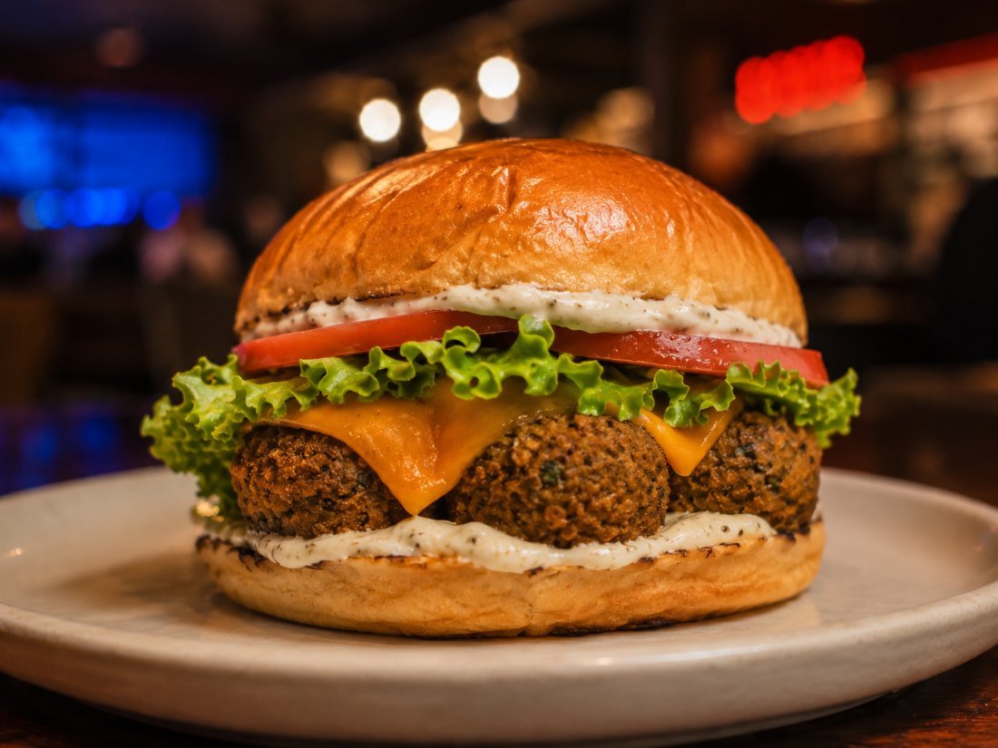Burger Le Colibri — falafel, cheddar, salade, tomate, sauce à l'ail