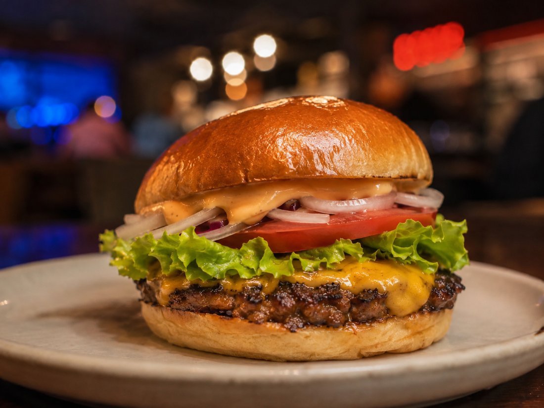 Burger Ti Jo — steak smashé, cheddar, salade, tomate